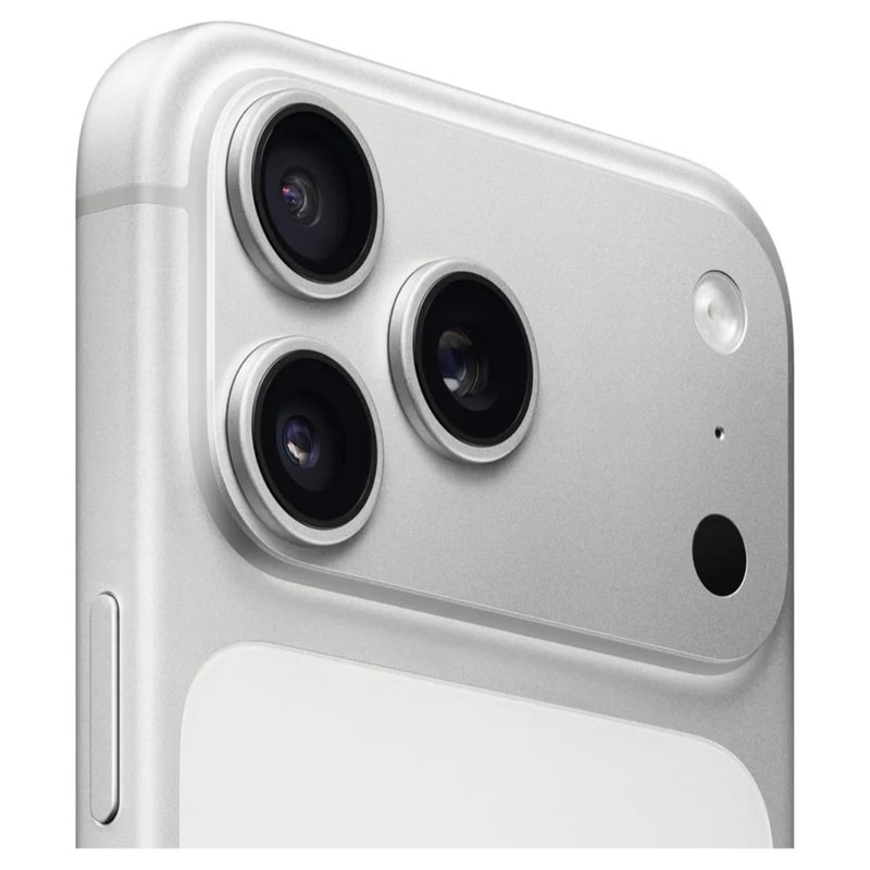 Detalhe das três câmeras traseiras do iPhone 17 Pro Max prateado